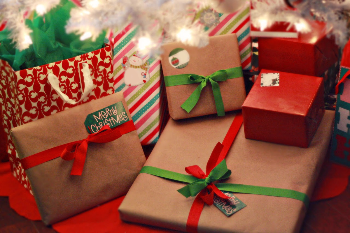Пожалуй, ни на один праздник не приходится покупать столько подарков, как на Новый год.