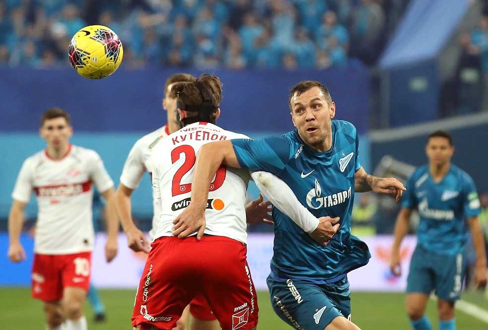 1.12.2019. Санкт-Петербург. «Зенит» – «Спартак» – 1:0. Илья Кутепов против Артема Дзюбы. Фото: Петр Ковалев/ТАСС