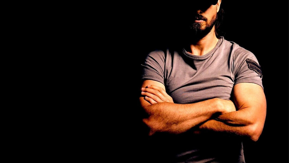  С детства мальчикам внушают, что «герои не плачут». В литературе и искусстве в целом сформировался стереотип рационального и логически мыслящего «брутала».                                                                                                                                                                                   На самом деле даже суровые на вид представители сильного пола в душе романтичны и нежны. Психологи уверенно заявляют, что мужчины весьма сентиментальны и ничуть не меньше женщин любят слушать приятные слова. Им так же нужны комплименты, признание их сильных сторон, уважение и любовь.