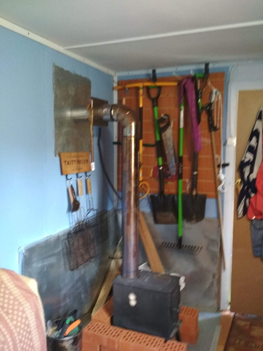 У печки, до обкладки  печным кирпичем, положили обычный "рядовой" кирпич. фото автора