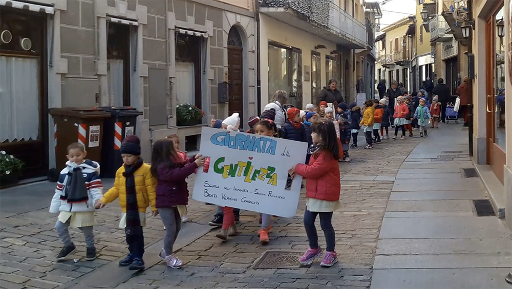 Дети несут плакат "День добра".