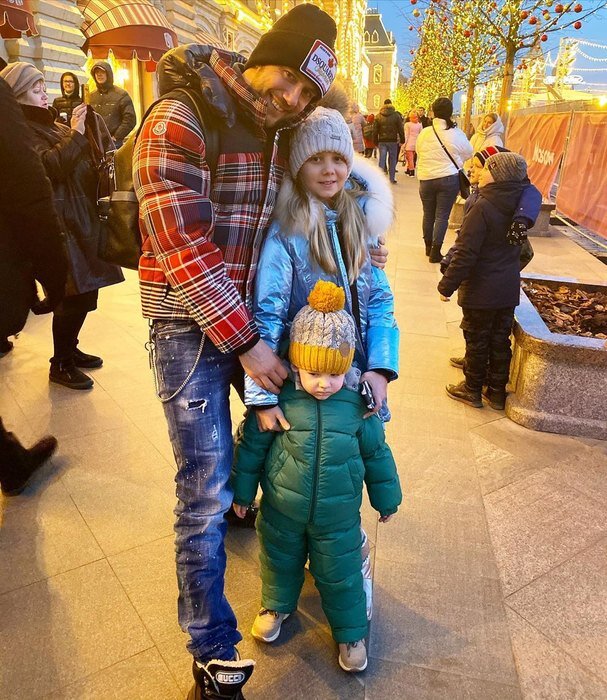 Иван Жидков с детьмиinstagram.com/ivantsarevitch1ПОПУЛЯРНОЕРодители Жанны неправы»: Ирина Салтыкова заступилась за Дмитрия Шепелева