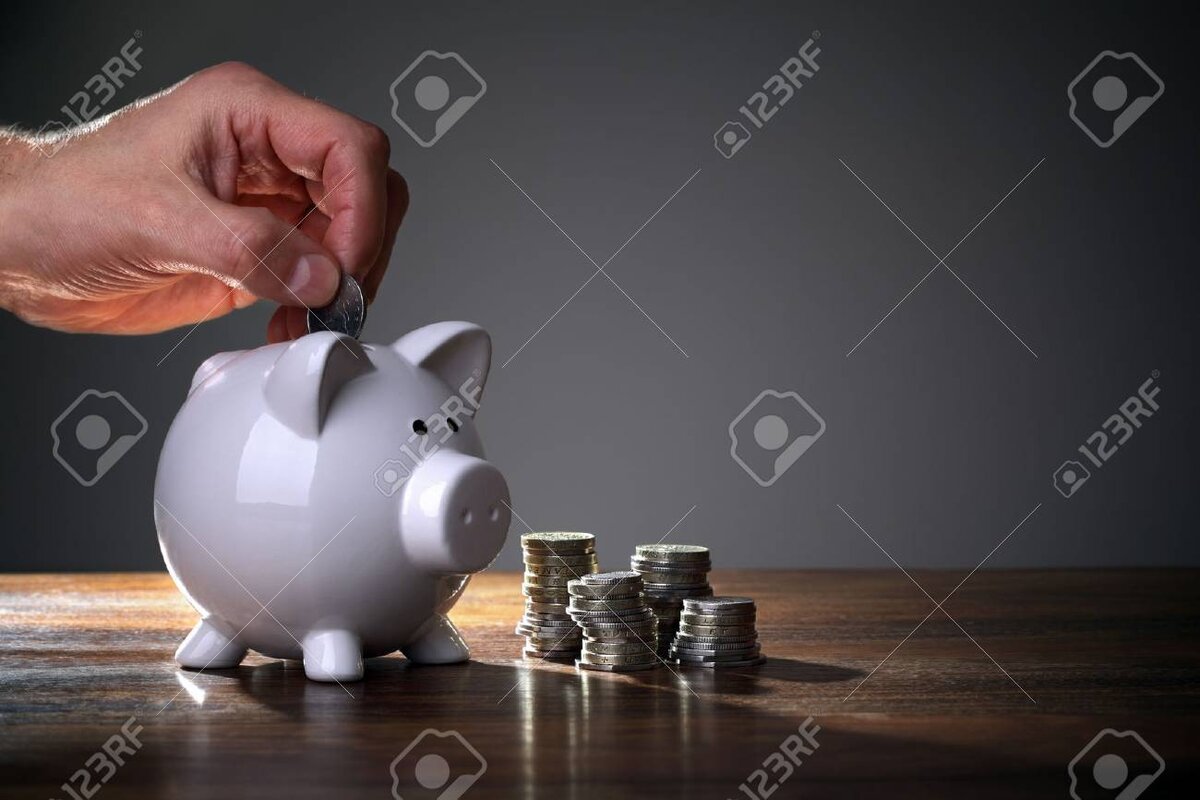 отдельные категории граждан пользуются правом на получение социальных выплат от
государства давайте подробнее рассмотрим
что такое социальные выплаты
государственными социальными выплатами
осуществляется материальная поддержка
отдельных лиц или семей такая помощь
носят безвозмездный характер для ее
получения предусмотрены следующие случаи
частично или полностью возмещается
временно утраченный доход речь идет о
пособие для безработных или оплате
больничных листов
сюда же относятся выплата связанные с
беременностью и родами
некоторые другие случая финансовая
поддержка в тех случаях когда растут
расходы например рождение ребенка
пособие выделяемый для погребения
некоторые другие моменты регулятором
предоставления пособий выступает
федеральное законодательство
чем характеризуются социальные пособия
все пособие предоставляются льготник у
напрямую они характеризуются
определенными особенностями деньги
всегда предоставляются государством
выплаты предназначены для определенных
категорий перечень таких льготников
перечислен в соответствующих
законодательных актах источником
финансирования является федеральный или
региональный бюджет такое пособие может
выплачиваться каждый месяц
один раз или с определенной
периодичностью она может носить
фиксированный характер или определяться
индивидуальным заработком пособие всегда
связана с целевым характером в основе
назначения лежит принцип нуждаемости
при отсутствии оснований деньги
выплачивать прекращаются назначение
зависит от следующих факторов уровень
состояние здоровья или характер
определенных жизненных обстоятельств
сюда входят травматизм наличие
заболевания другие моменты бытовые
условия например необходимость
увеличения жилой площади для проживания
в связи со сменой социального статуса
речь идет о потере работы рождения детей
других обстоятельствах поддержка на
федеральном и региональном уровне
федеральные выплаты регулируются
соответствующими федеральными
документами если льготник попадает в эту
категорию то выплаты осуществляются
независимо от региона проживания
источником финансирования является
федеральный бюджет деньги выделяются
целевым назначением сюда входят люди с
государственными наградами почетными
званиями
в эту же категорию входят инвалиды
тыловики
ветераны осуществление региональных
платежей происходит на местном уровне и
зависит от решения региональной власти
финансирование осуществляется из
регионального бюджета
перечень лиц претендующих на пособие он
довольно обширный и включает следующие
категории
одиноко проживающий пенсионер который
утратил способность продолжать трудиться
семья с большим количеством детей
которым не исполнилось 18 лет
если ребенок студент очного отделения
вуза то возраст увеличивается до 23 лет
инвалиды в том числе лица с детской
инвалидностью ребенок в возрасте до 18
лет
если у него отец или мать инвалиды дети
с отсутствием
одного из родителей сироты идите
потерявший родителей в возрасте вплоть
до 18 лет
студент с детьми на дневной форме
обучения граждане
осуществляющий уход за лицом с
инвалидностью первой группы или те кто
ухаживают за детьми-инвалидами женщина
находящийся в декретном отпуске на
предприятии произошло сокращение штатов
и те кто под него попал
классификация социальных выплат в основу
деления положены различные признаки
рассмотрим цель частично или полностью
утрачена основной доход
выплата осуществляется в качестве
дополнительной помощи длительность
выплат один раз каждый месяц
раз в год доноры рассмотрим категории
получателя выплат это дети
официально безработные граждане люди с
трудоустройством
безработные граждане получают пособия
если они стоят на учете в центрах
занятости
селения такие выплаты носят временный
характер целью является как можно скорее
трудоустроить гражданина величина
пособие не носят фиксированного
характера устанавливается лишь нижний и
верхний предел
если у человека наступила временная
нетрудоспособность
то он должен предоставить больничный
лист выплата носит разовый характер
но они возможно только в том случае если
работодатель уплачивал взносы в соцстрах
размер определяется страховым стажем и
заработной платы для тех кто воспитывает
детей предусмотрена господдержка такие
выплаты относятся к разряду детских
пособий
женщина получает выплату когда родится
ребенок
пособие положено при смерти для
компенсации расходов связанных с
погребением
предусматриваются выплаты инвалидам их
размер находятся в зависимости от группы
инвалидности рассчитывать на поддержку
могут малоимущий многодетные семьи
отдельные категории могут получать
одновременно сразу несколько видов
помощи внимание в данной статьи
информация могла устареть