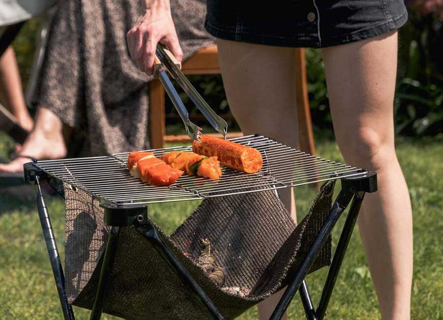 Очаг для костра Folding Fire поставляется вместе со складной решеткой для барбекю, которая обеспечивает простой способ приготовления пищи прямо на открытом воздухе.