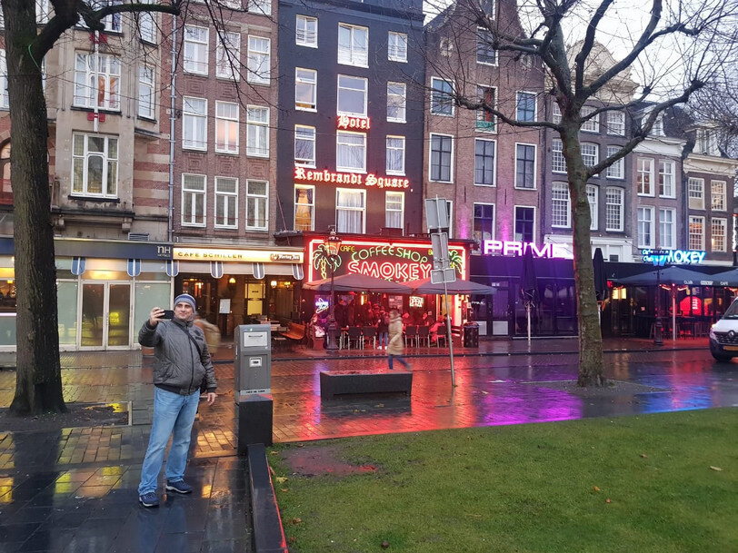 Проститутки Квартала красных фонарей в Амстердаме закроют окна