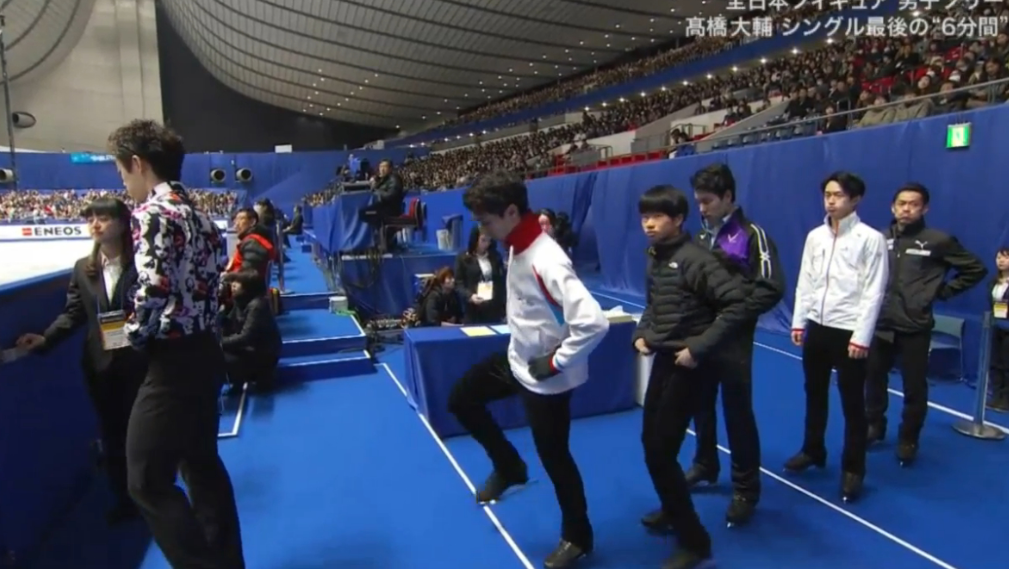 Дайсуке выводит детский сад на разминку