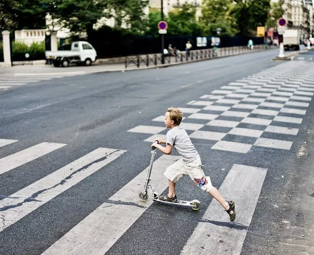 Слышать переходить. Дети на дороге. Фотосессия в переходе. Пешеход с телефоном. Пешеход на дороге.