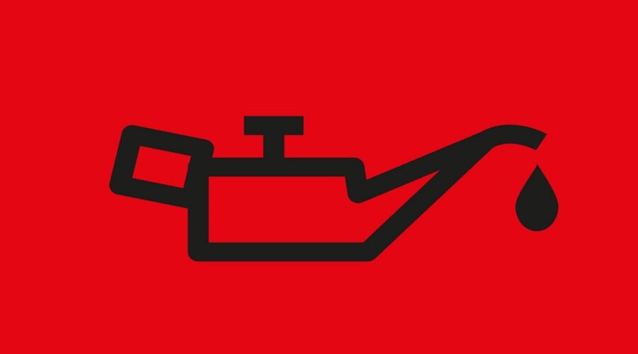 Увидел,  остановись, заглуши мотор. ДОЛЕЙ моторного масла. Продолжай движения.