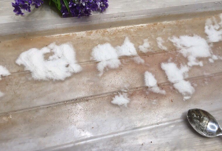 распределяю соду по всей поверхности поддона