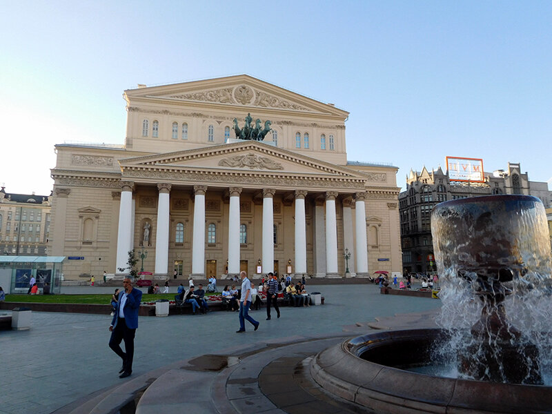 На месте Большого театра в Москве ранее стоял Петровский театр, который полностью выгорел 8 октября 1805 года.-2