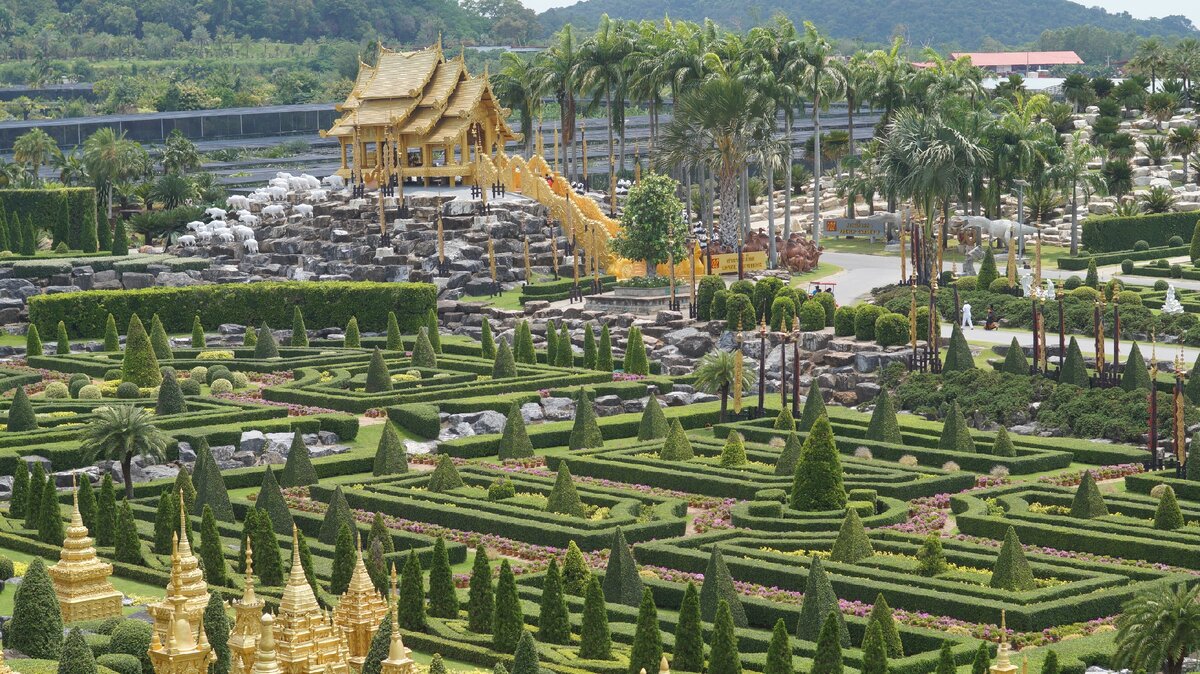 Экскурсия в сад Нонг Нуч, по пути нас завезли в аптеку