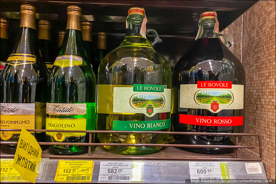 Что еще пьют украинцы на праздники, кроме странного шампанского. Понаблюдал за покупками в магазине