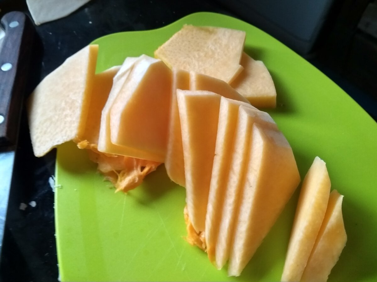 Я нарезала чуть толще. Лучше потоньше делать ломтики.