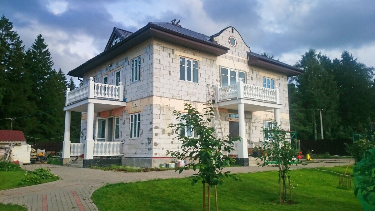 Строительство дома  в деревне Пеники Ленобласти. Кладка газобетонных блоков на специальный клеевой раствор.