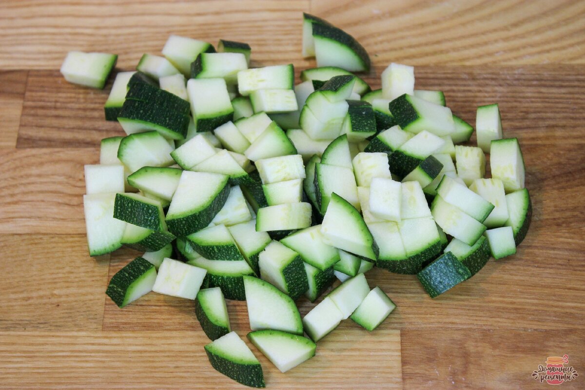 Средним кубиком режем цукини.