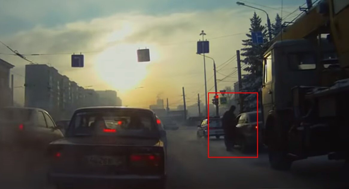 Средь бела дня. Ничего не боится этот парень