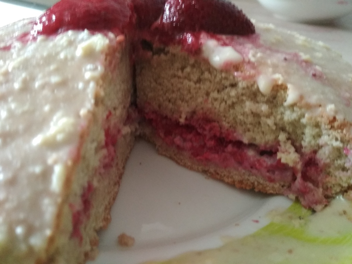 Цвет коржа немного темный, т.к. я добавляла ржаную муку. Если будет пшеничная, то цвет будет золотистый