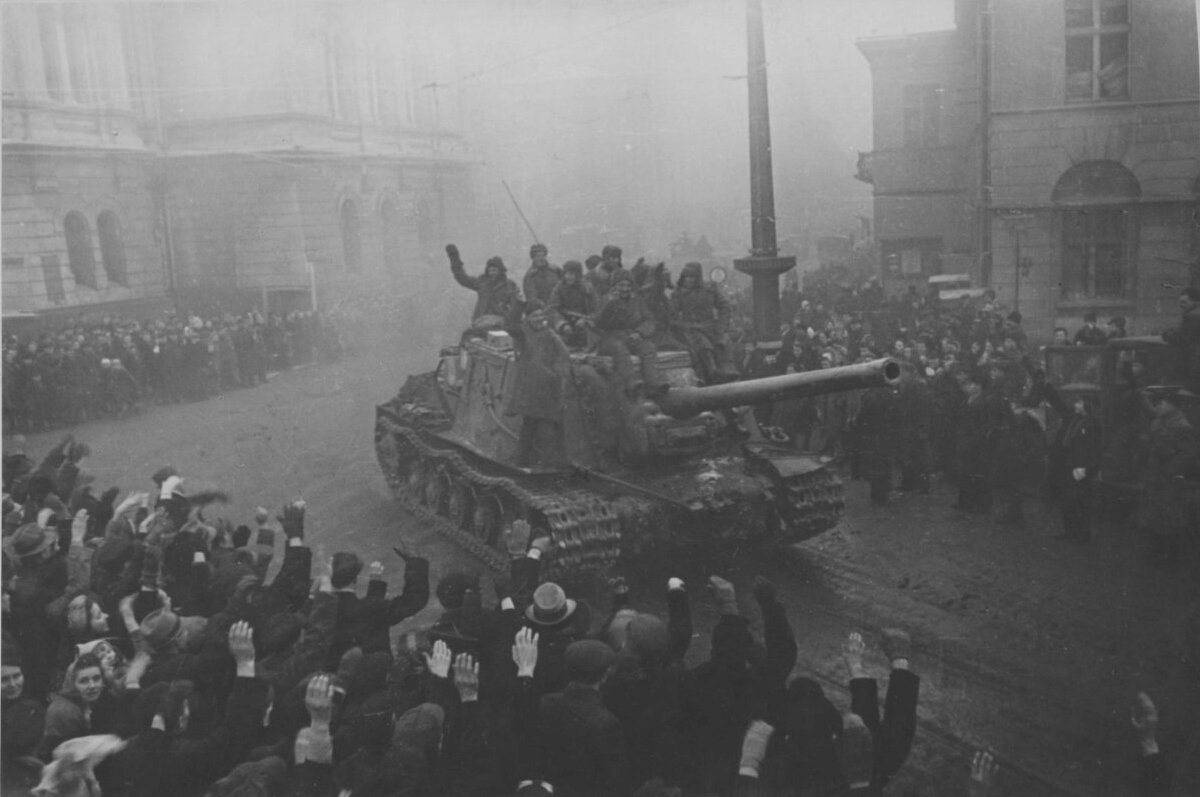 Жители польского города Лодзь приветствуют советских танкистов.  Взято из открытых источников.