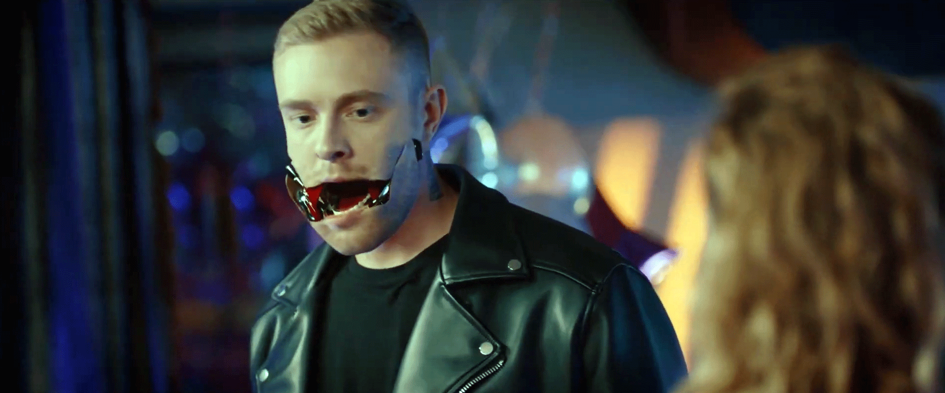 А это ирония такая, что глючащий робот - это Егор Крид?