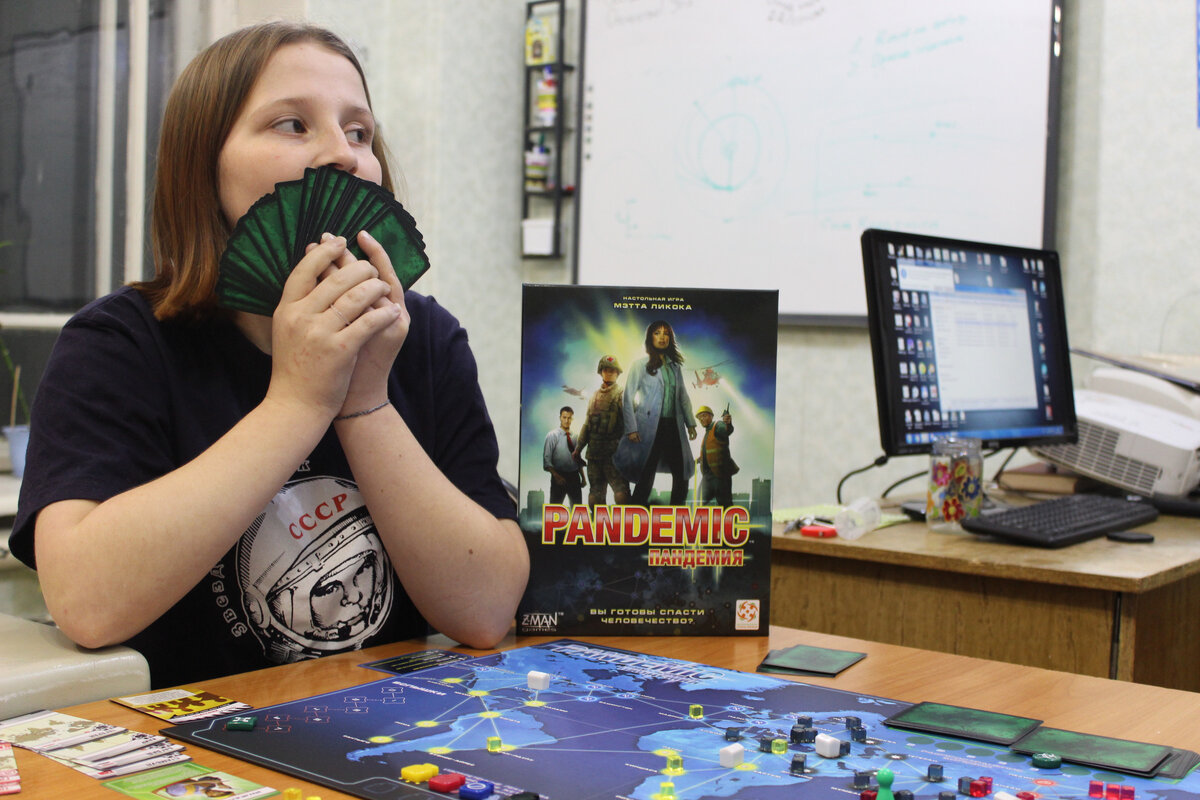 Космический разведчик Анита за первой партией в "Пандемию". К слову в тот раз мы проиграли. Не легкое это дело - человечество спасать!