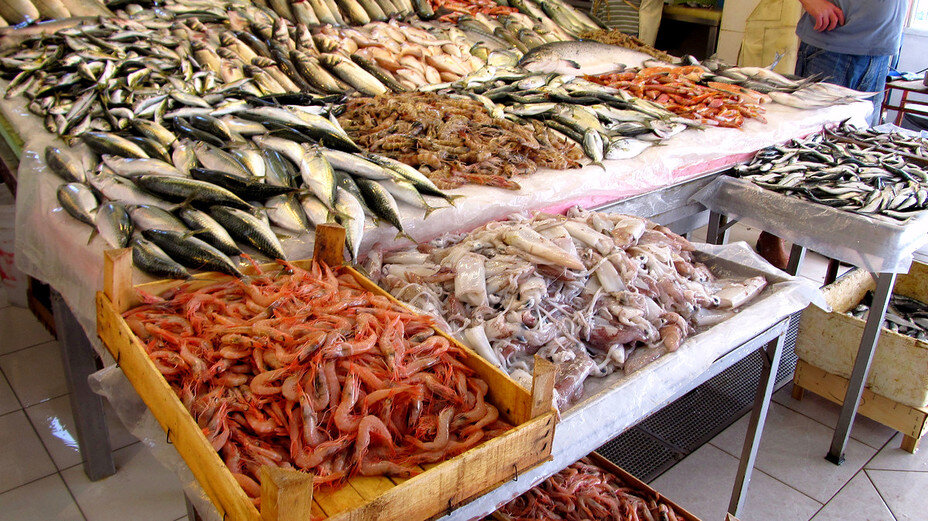 цезарь с морепродуктами фото. рыбный магазин. рынок морепродуктов. украшение рыбной витрины. ассортимент морепродуктов в магазине.