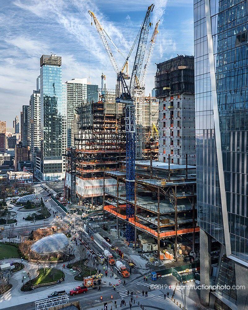 The Spiral (слева) and 50 Hudson Yards. Фото by @nyconstructionphoto https://www.instagram.com/p/B5stS4BnO3T/