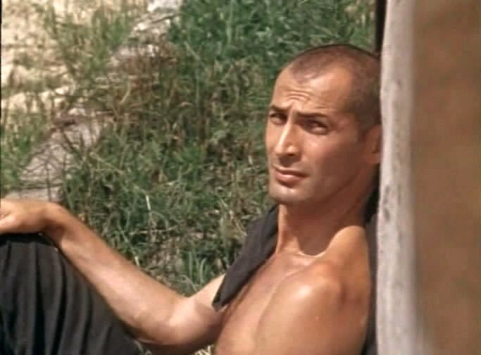 Блу Ариаг в роли Алана в фильме "Курер на восток" 1991 год