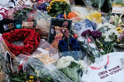 Ошибка журналистов британского телеканала ВВС в репортаже о гибели американского баскетболиста Коби Брайанта вызвала негодование фанатов. Первым на неточность в Twitter обратил внимание журналист Мэтью Чемпион (Matthew Champion).

В репортаже были показаны кадры выступлений другого баскетболиста «Лос-Анджелес Лейкерс» — Леброна Джеймса. Пользователи сети раскритиковали действия британских журналистов.

«Не могу поверить, что BBC мог допустить такую ошибку», — написал Чемпион. «Коби Брайант и Леброн Джеймс даже не похожи. Если бы "Би-би-си" наняла больше чернокожих продюсеров и редакторов, ужасающих ошибок, подобных этой, просто бы не было», — отреагировал британский политик Дэвид Лэмми. «"Покойся с миром, один из многих чернокожих баскетболистов", — сообщает нам BBC», — позлорадствовал еще один юзер.