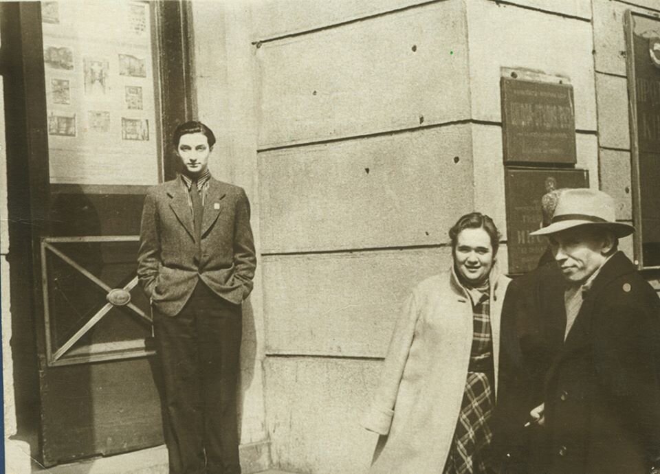 Галина Волчек, Михаил Козаков на крыльце Школы-студии МХАТ
Неизвестный автор, 1954 – 1956 год, г. Москва, театр «Современник».