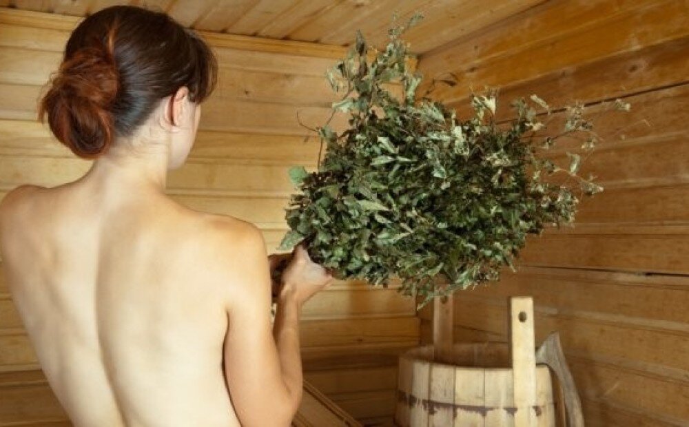 Традиция посещать баню берет свое начало еще со времен древних славян. Неотъемлемым атрибутом бани является веник. Похлестывание связкой веток какого-либо дерева или других растений производит массажный эффект. Это способствует тому, что восстанавливаются и приходят в норму процессы обмена веществ, улучшается ток крови, потоотделение проходит активнее. Кроме этого, благодаря использованию банного веника, увеличивается эффект от резкой смены температуры, происходит открытие большего числа пор кожи и более качественное очищение кожного покрова от разных микробов. 

Веники бывают разные, и у каждого вида свое предназначение. Для того, чтобы эффект от посещения бани и использования веника был максимальным, необходимо подбирать его индивидуально.