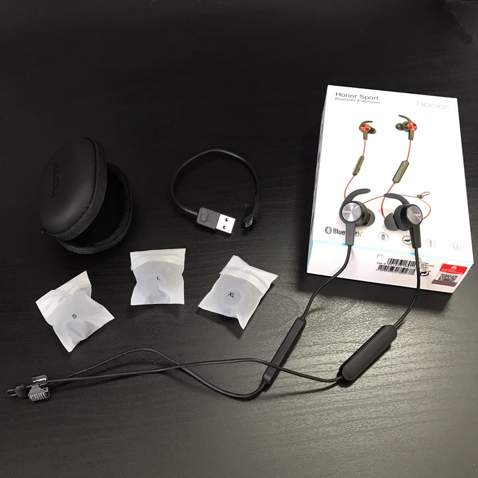 Наушники Honor AM61 бывают черными, синими и красными. Причем синие и красные обычно стоят чуть дороже (на 180-250 руб). В ушах эти наушники выглядят вызывающе, поэтому я не стал покупать их еще и яркого цвета. 
