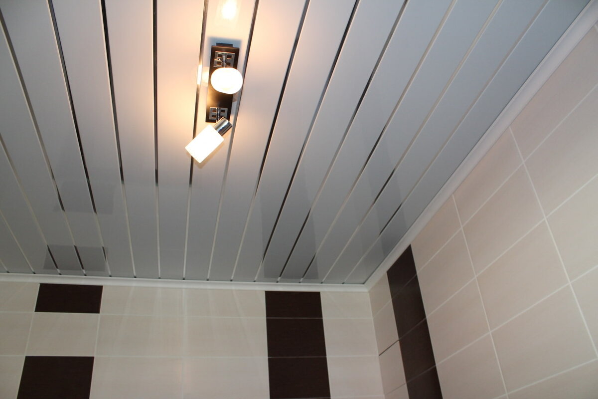Потолок из ПВХ панелей в ванной (61 фото)