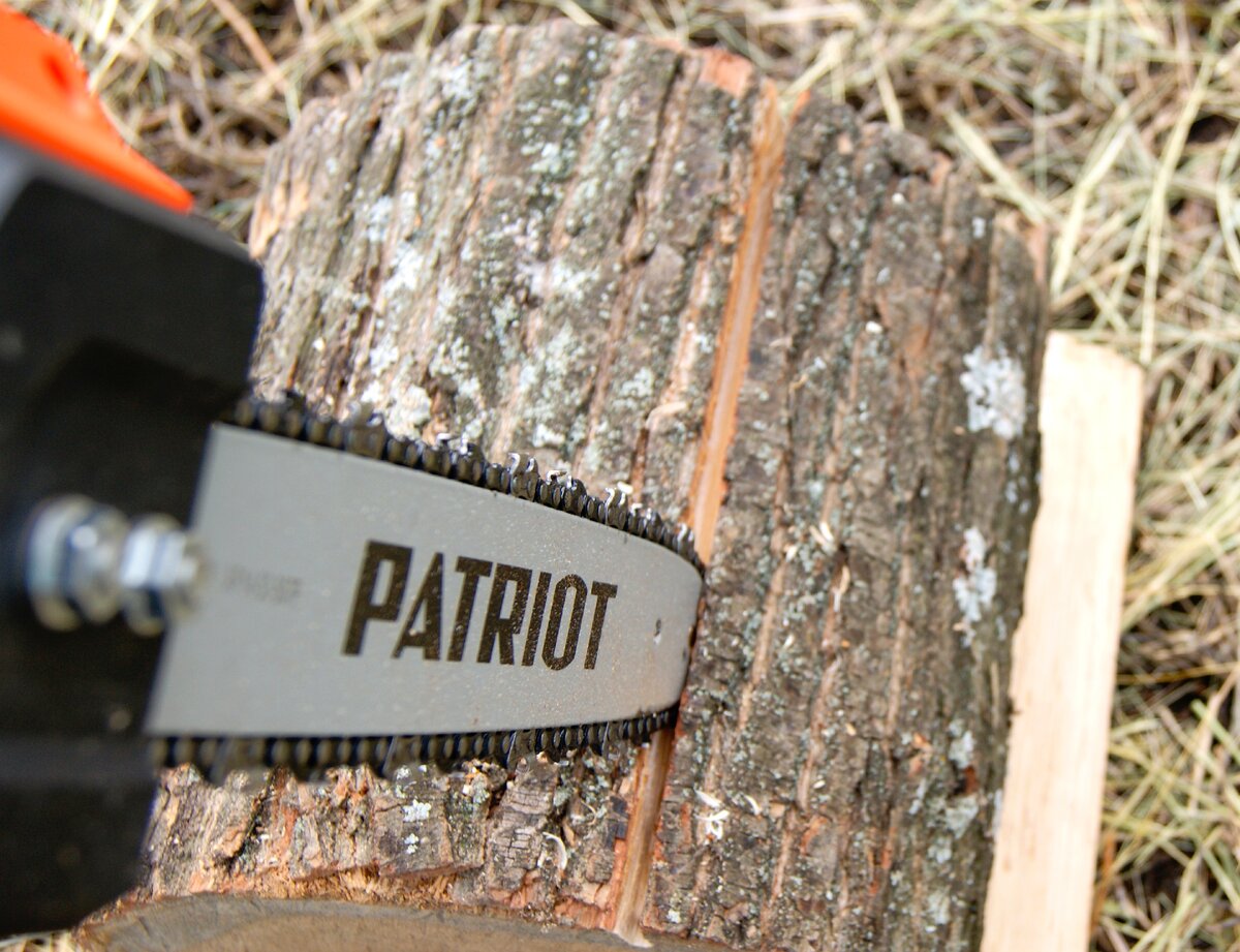 намечаю носком пилы прямую линию