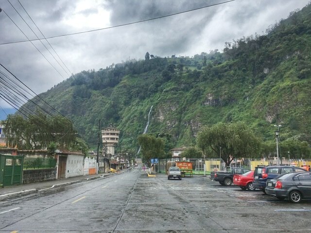 Водопад и вулканы. Город Баньос.