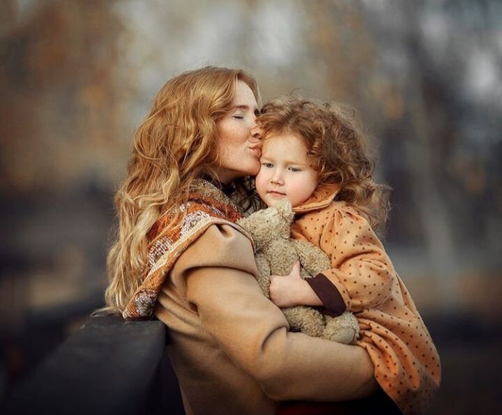 Дочь с мамой с сюжетом. Мать фотограф фотографировала дочь в Нижнем белье.