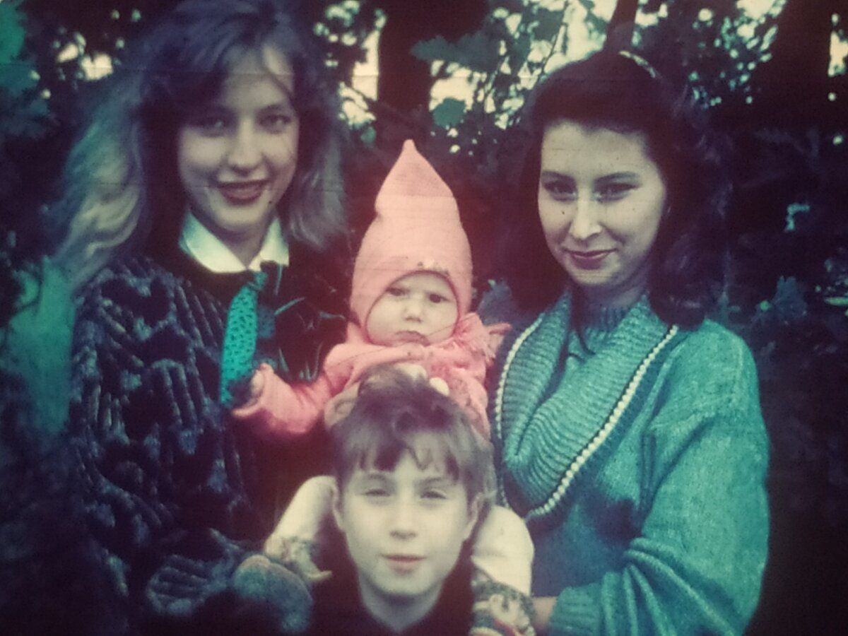 Именно на этих фотках я так сурова... Почему???))) P.S. Отгадаете, кто со мной на фото?)..