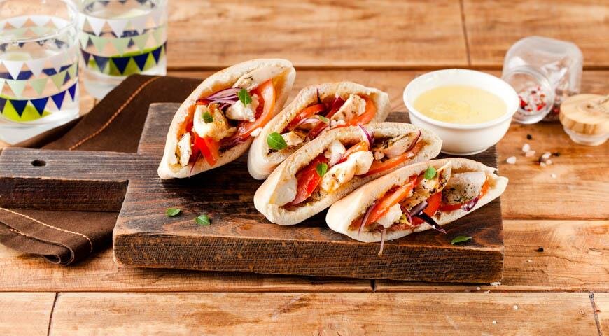 ИНГРЕДИЕНТЫ 500 г филе куриной грудки
Оливковое масло IDEAL Extra Virgin
1 ст. л. сушеного орегано
4 средних помидора
1 красная луковица
100 г феты
2 ст. л. салатной заправки IDEAL «Ароматный чеснок»
4 питы
Соль, свежемолотый черный перец
ПОШАГОВЫЙ РЕЦЕПТ ПРИГОТОВЛЕНИЯ
Шаг 1
Фото приготовления рецепта: Питы с курицей и салатом из помидоров с фетой, шаг №1
Разрежьте куриное филе вдоль пополам, слегка отбейте, чтобы она стало одинаковой толщины. Филе посолите, поперчите, сбрызните оливковым маслом и посыпьте орегано.
Шаг 2
Фото приготовления рецепта: Питы с курицей и салатом из помидоров с фетой, шаг №2
Разогрейте сковороду-гриль и обжарьте куриное филе по 3 минуты. с каждой стороны, до готовности. Нарежьте филе тонкими ломтиками.
Шаг 3
Фото приготовления рецепта: Питы с курицей и салатом из помидоров с фетой, шаг №3
Пока жарится курица, подогрейте питы в духовке, разогретой до 180°С.
Шаг 4
Фото приготовления рецепта: Питы с курицей и салатом из помидоров с фетой, шаг №4
Помидоры нарежьте небольшими ломтиками, лук – перьями. Смешайте помидоры с луком, полейте заправкой. Посыпьте салат раскрошенной фетой и аккуратно перемешайте.
Шаг 5
Фото приготовления рецепта: Питы с курицей и салатом из помидоров с фетой, шаг №5
Разрежьте питы пополам и наполните куриным филе и салатом. Подавайте горячими.