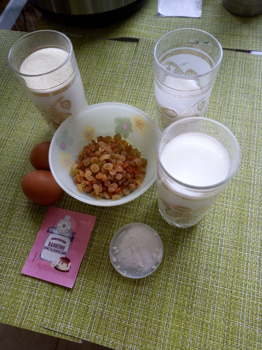 Ингредиенты: 1 стакан кефира, 1 стакан манной крупы, 2/3 стакана сахара, 2 яйца, 1/2 чайной ложки соды, 1/2 чайной ложки соли, пакетик ванилина, изюм .