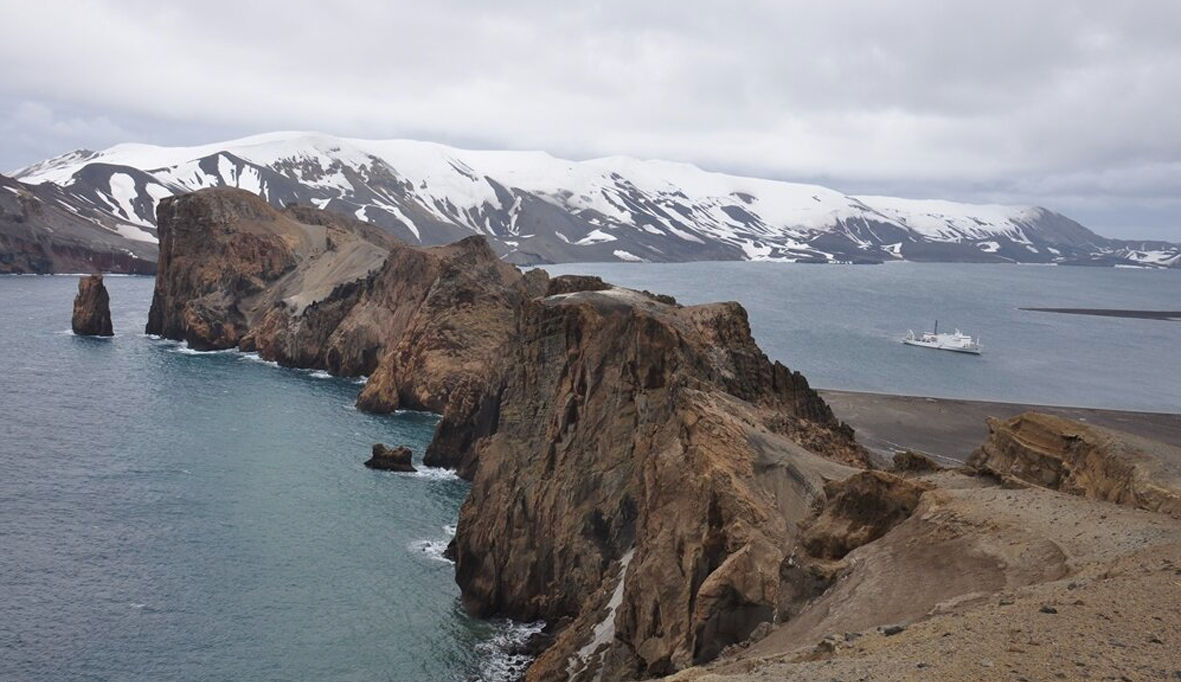 Deception island. Остров Десепшен Антарктида. Остров Десепшн в Антарктиде. Вулкан Десепшен Антарктида. Остров Десепшн, Южные Шетландские острова.