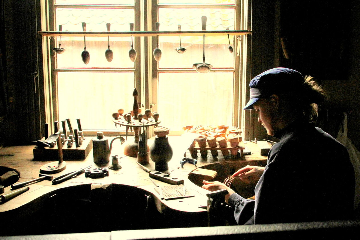 Финляндиянең Турку шәһәрендә осталар бистәсендә хезмәтче иске һөнәрләр күрсәтә