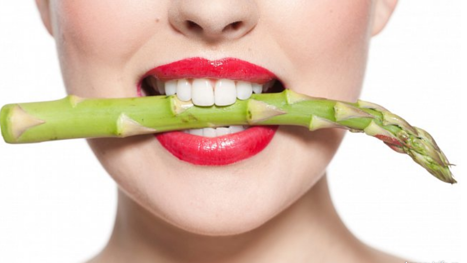 Сырая пища растет в популярности. Но можно ли выжить с такой диетой? Что говорит диетолог?