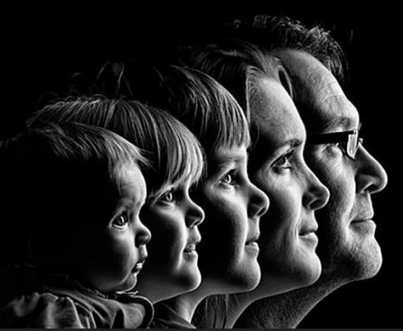 Смена поколений. Разные поколения людей. Семейный портрет поколений. Семейная фотосессия на черном фоне.