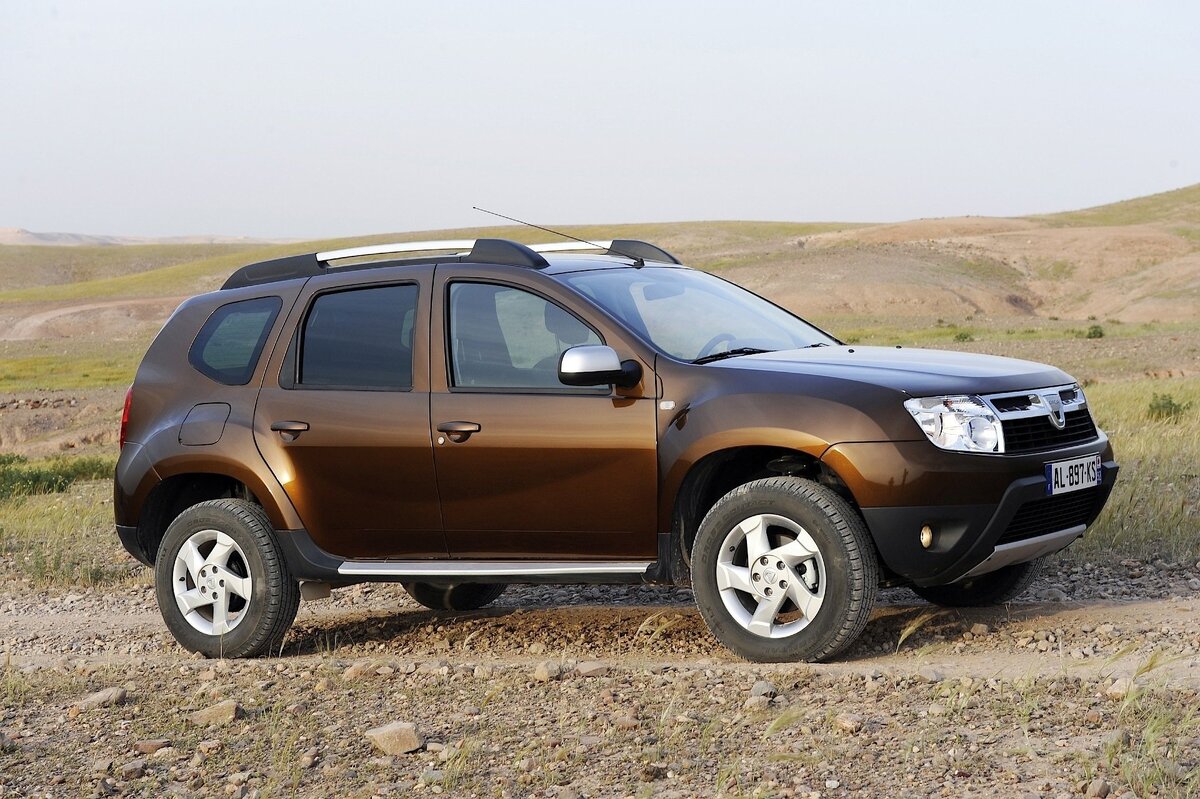 На первое место, я хочу поставить  Renault duster. Её цена начинается от 780 тысяч рублей за новый экземпляр. Поддержанная машина стоит от 499 тысяч рублей за 2015 год. Она прослужит вам долгое время и будет возить всю вашу семью.