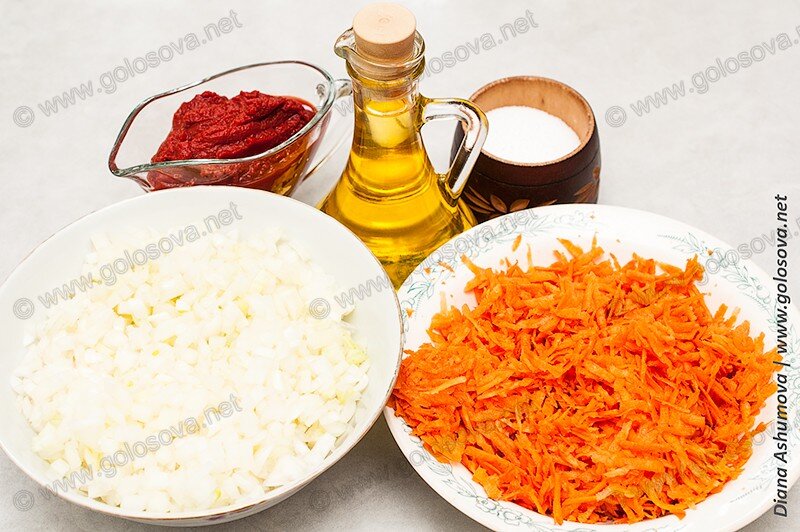 морковь, лук, томатная паста, растительное масло и соль
