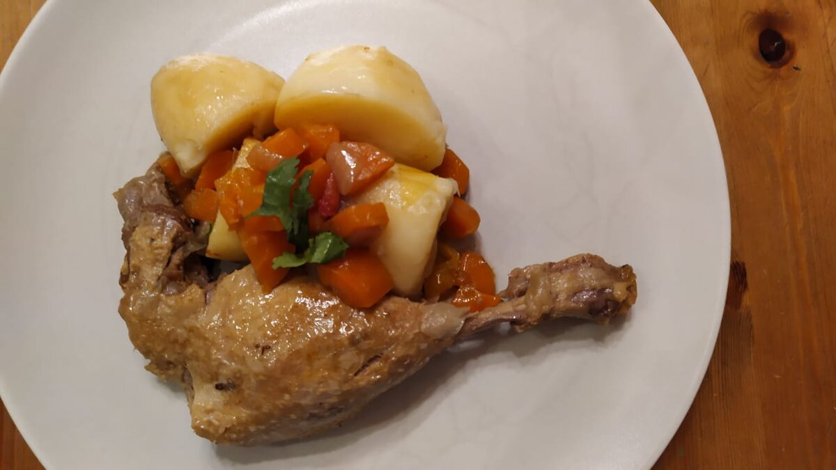 Мясо птицы, а в нашем случае утки, приготовленное в горшочке, получается очень мягким и сочным. Запекать утку мы будем в 2 этапа, сначала на противне, а потом в горшочке с гарниром из картофеля. Очень вкусный обед или ужин для всей семьи! 
Ролик уже на канале♥️