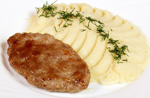 Картофельная пюрешка с котлеткой из хлебно-мясного фарша (фото из открытого источника)