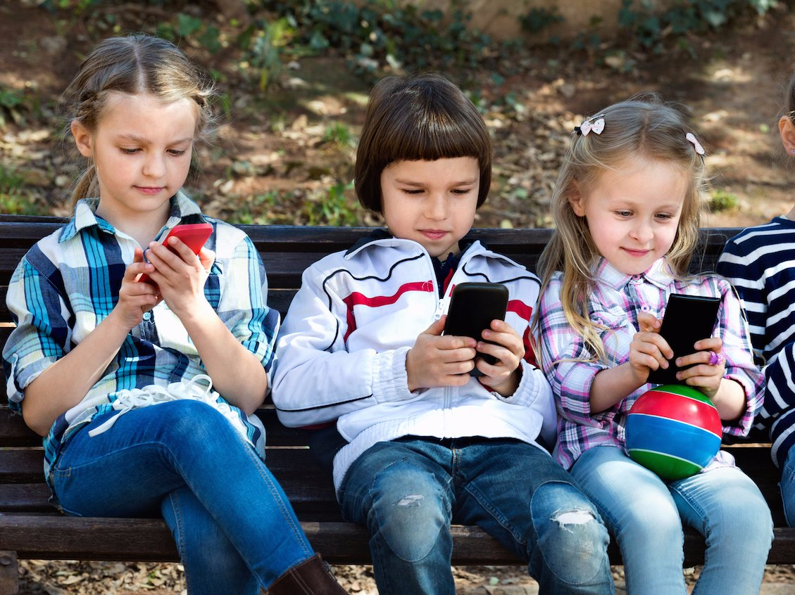Малыши играют в телефон. Ребенок со смартфоном. Современные дети и гаджеты. Дошкольники и гаджеты. Ребенок сидит в телефоне.