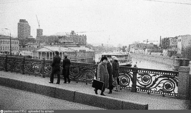 Малый Каменный мост, 1980 г. Автор Дмитрий Гейтс. Источник https://photosight.ru/photos/1226983/.