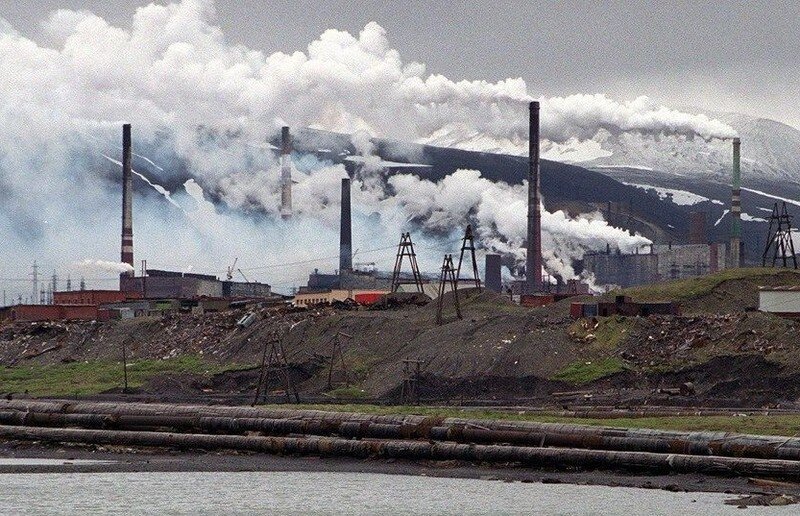 Дзержинск носит гордое звание промышленного центра России, однако платит за это больщую цену. Жители страдают из-за отравленной почвы, воды и воздуха. С 1930 по 1998 годы здесь утилизировали тонны химического мусора. Ядовитые вещества попадали в природу, уничтожали растения и животных. Естественно, навредили и здоровью людей.