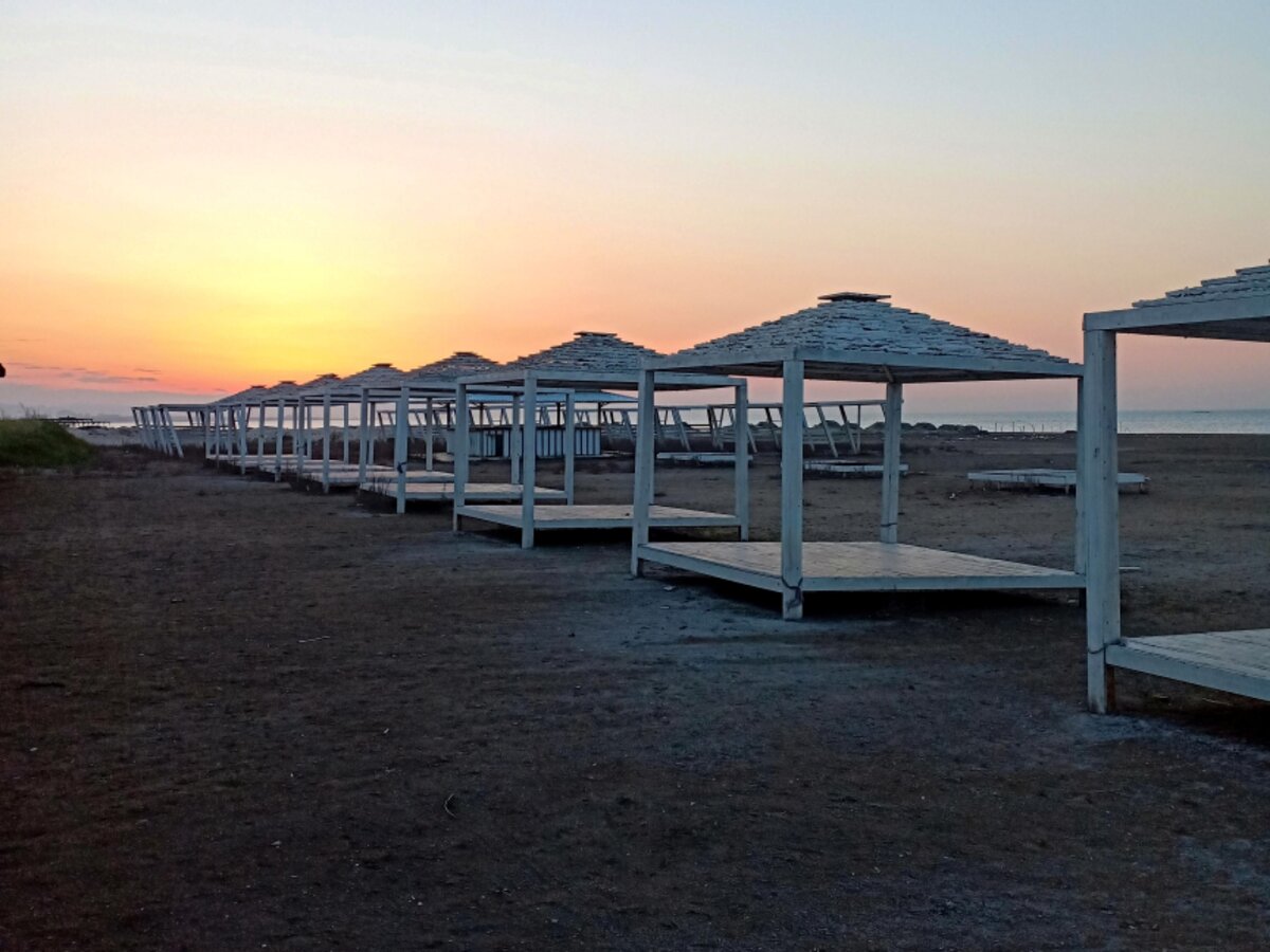 В апреле на побережье Каспийского моря пустынно